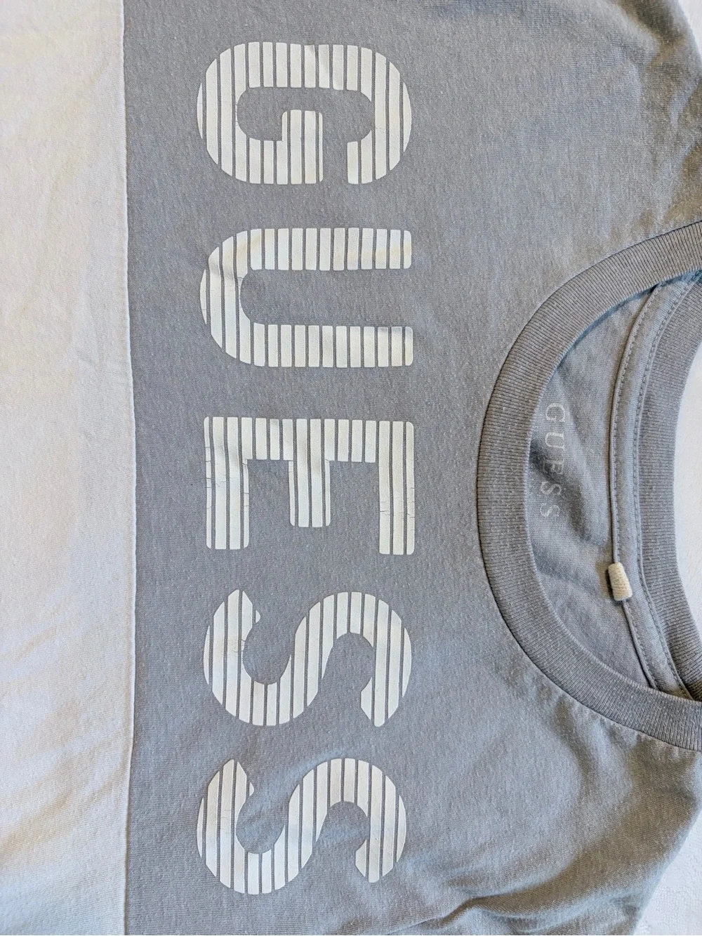 GUESS Two-Tone Gray & White Short Sleeve Crew Tee - Picture 3 of 6